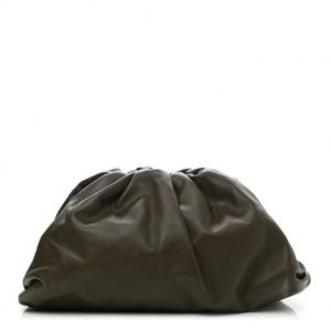 BOTTEGA VENETA The Pouch Oversized Clutch Kaki Fondent